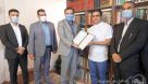 حضور شهردار اهواز در منزل شهروند خیر اهدا کننده تجیزات آتش نشانی