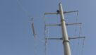 مقاوم‌سازی شبکه برق خوزستان با نصب هزاران زنجیره مقره سیلیکونی